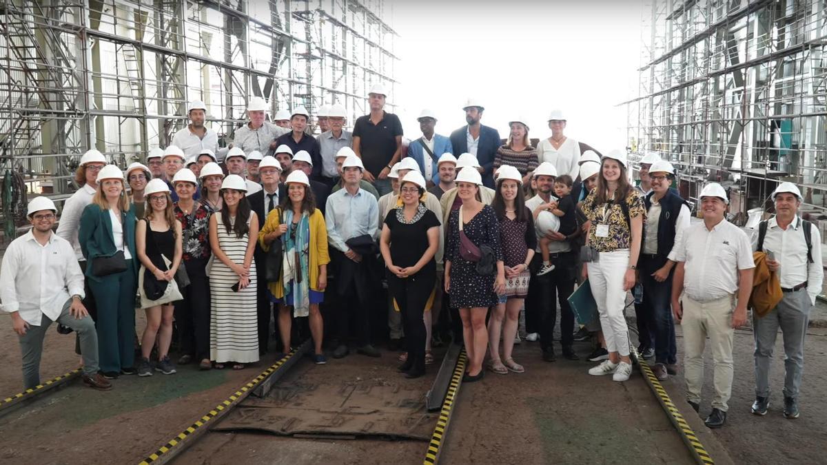 Fotografía de familia en Armón Vigo tras el acto de inicio de construcción del Anna Weber-van Bosse.
