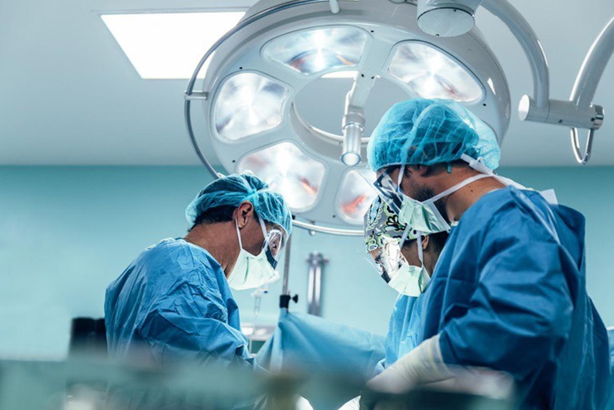 Profesionales sanitarios durante una intervención quirúrgica.