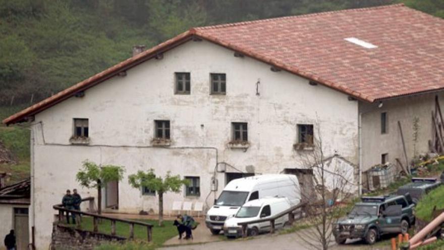 La Guardia Civil encuentra 900 kilos de explosivos en el caserío de Legorreta