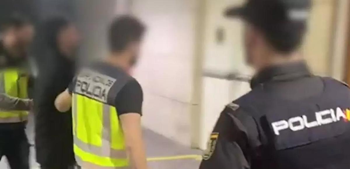 El detenido, custodiado por los agentes de la Policía Nacional de la Comisaría de Dénia
