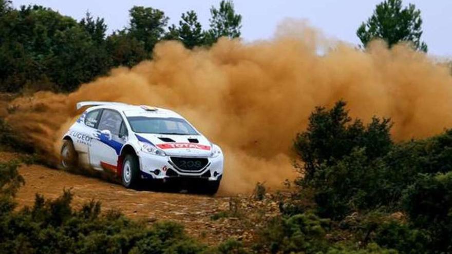 El nuevo Peugeot 208 T16 R5 de Cándido Carrera y José Antonio Suárez, durante los test. // A. N.