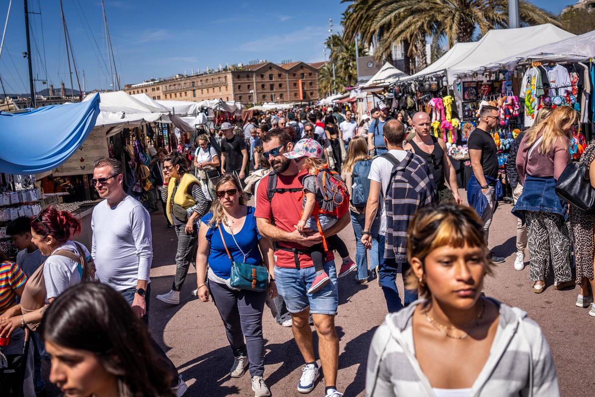 Ambiente de verano en las playas de Barcelona por Semana Santa