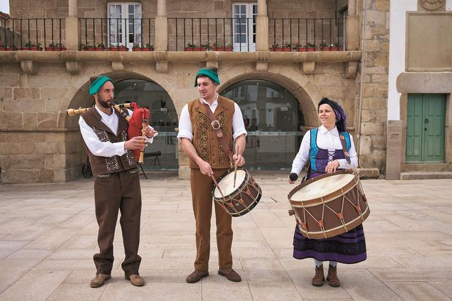 Músicos vestidos con trajes típicos de la localidad de Miranda do Douro.