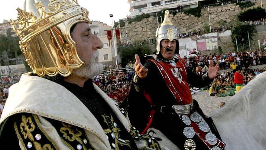 La embajada cristiana culminó ayer con la reconquista del castillo y la expulsión simbólica de los moros al mar