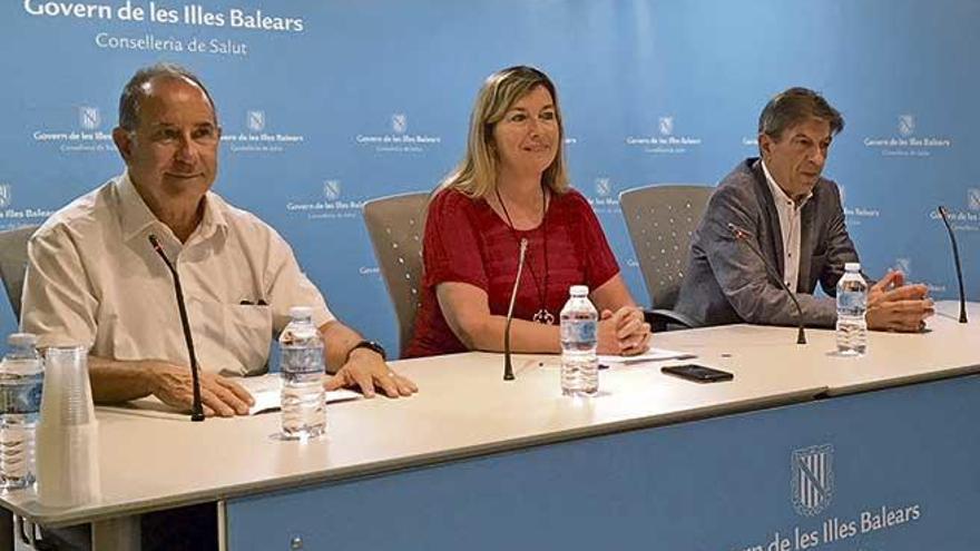 Juli Fuster, la consellera Patricia Gómez y el presidente de los farmacéuticos de las islas, Antoni Real.