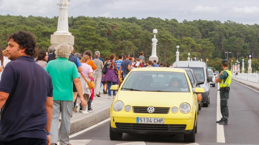 Manifestantes por el puente de A Toxa, ayer.