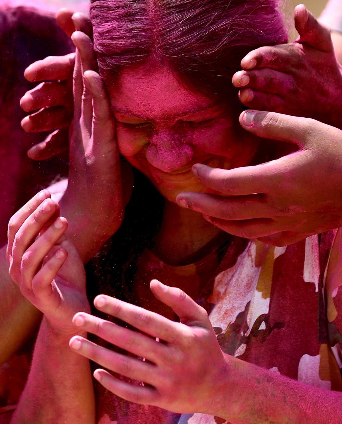 Celebraciones del Holi en el templo Kalupur Swaminarayan , India.