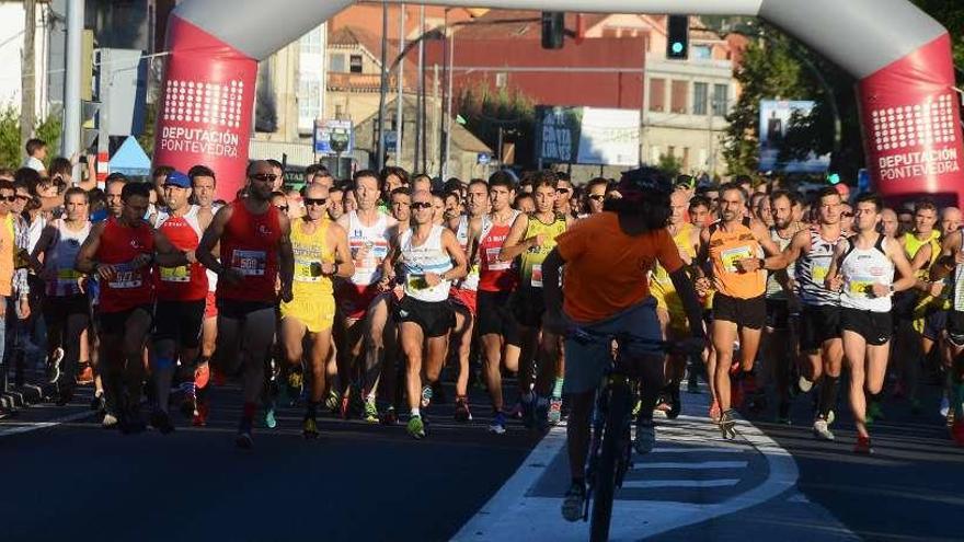 La salida de la categoría &quot;reina&quot; sobre 10 kilómetros, con dos centenares de atletas. // Gonzalo Núñez