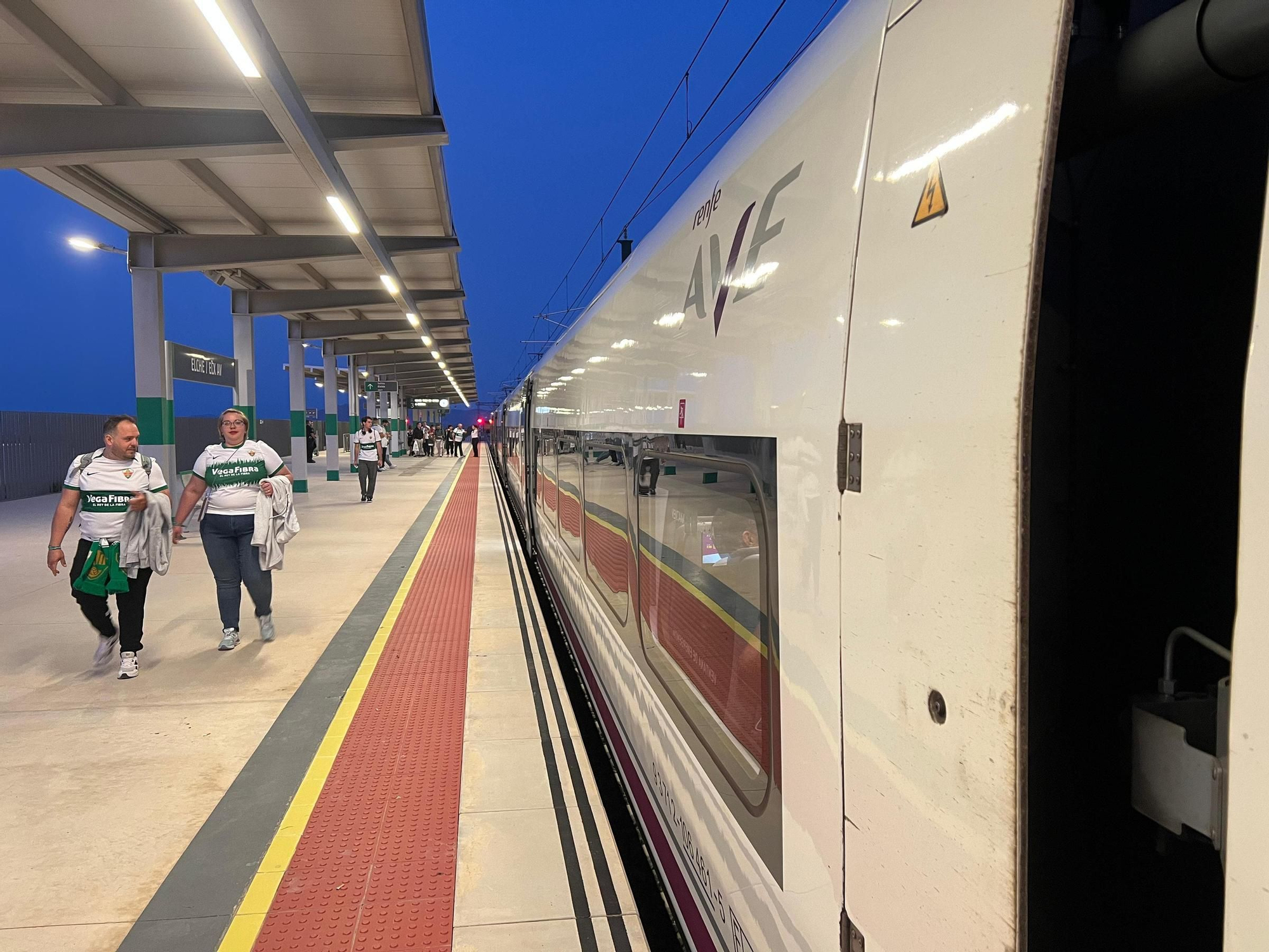 La afición del Elche inicia su viaje a La Coruña para ver ascender al equipo