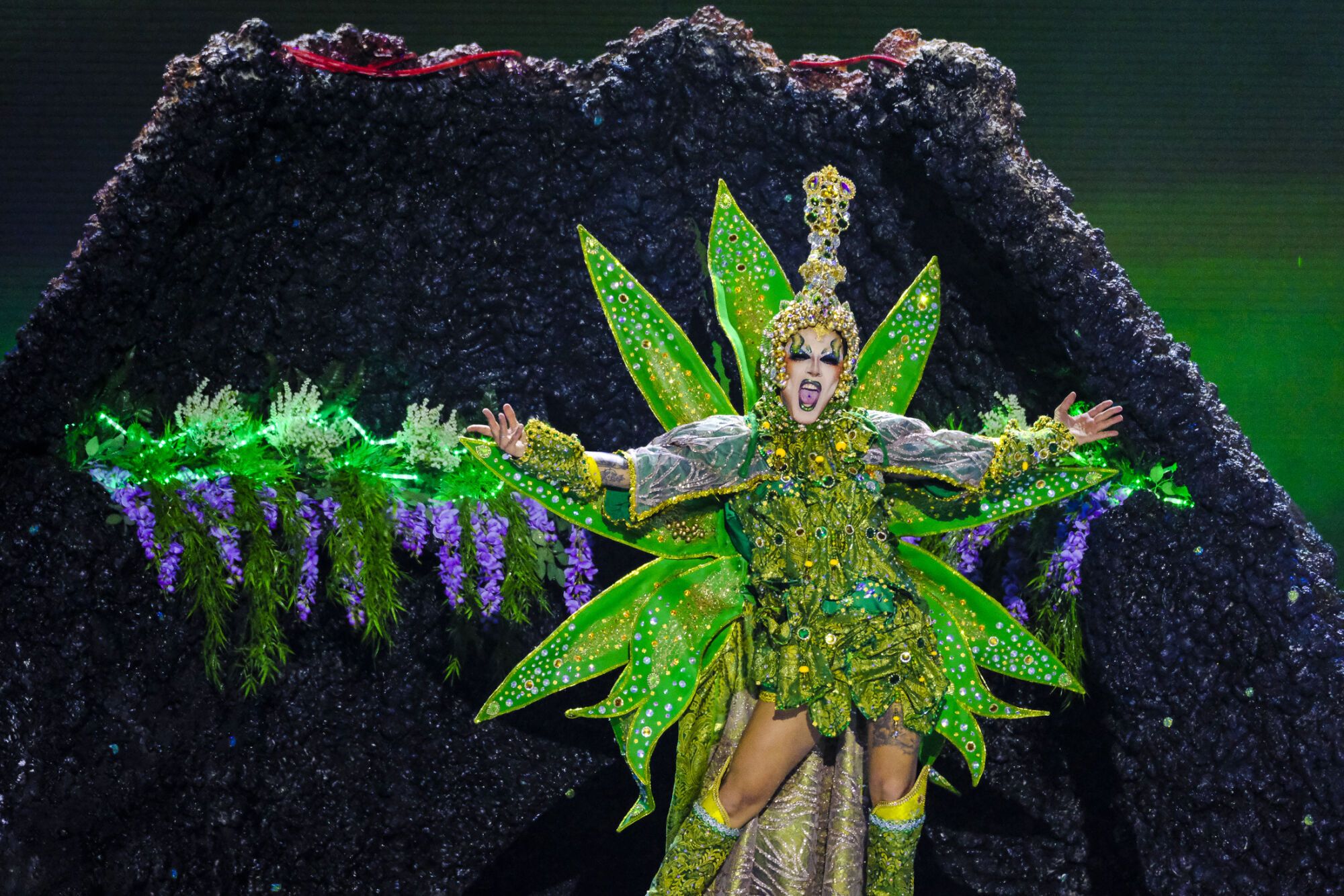 5. Drag Eros (Aday Betancor Arbelo) Con el patrocinio de Juventud Canarias, Turismo Lanzarote y CACT Lanzarote y con un diseño de Jesús Casillas Martín, Eleazar Rivero Dorta y Maison Betancort presenta el espectáculo ¿Quién dice que del corazón de un volcán no puede nacer una flor?