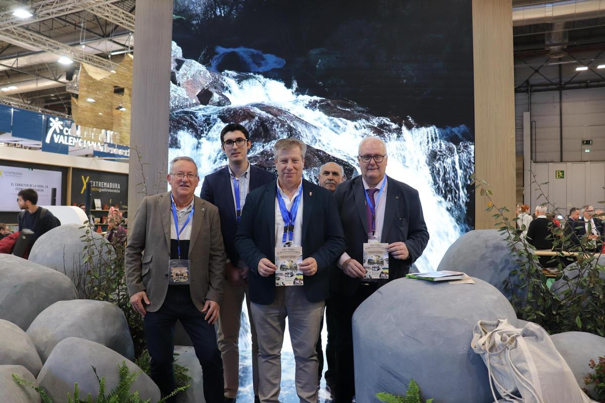 Álvaro Arias, alcalde de Valdefuentes, con concejales y miembros de su equipo en Fitur.