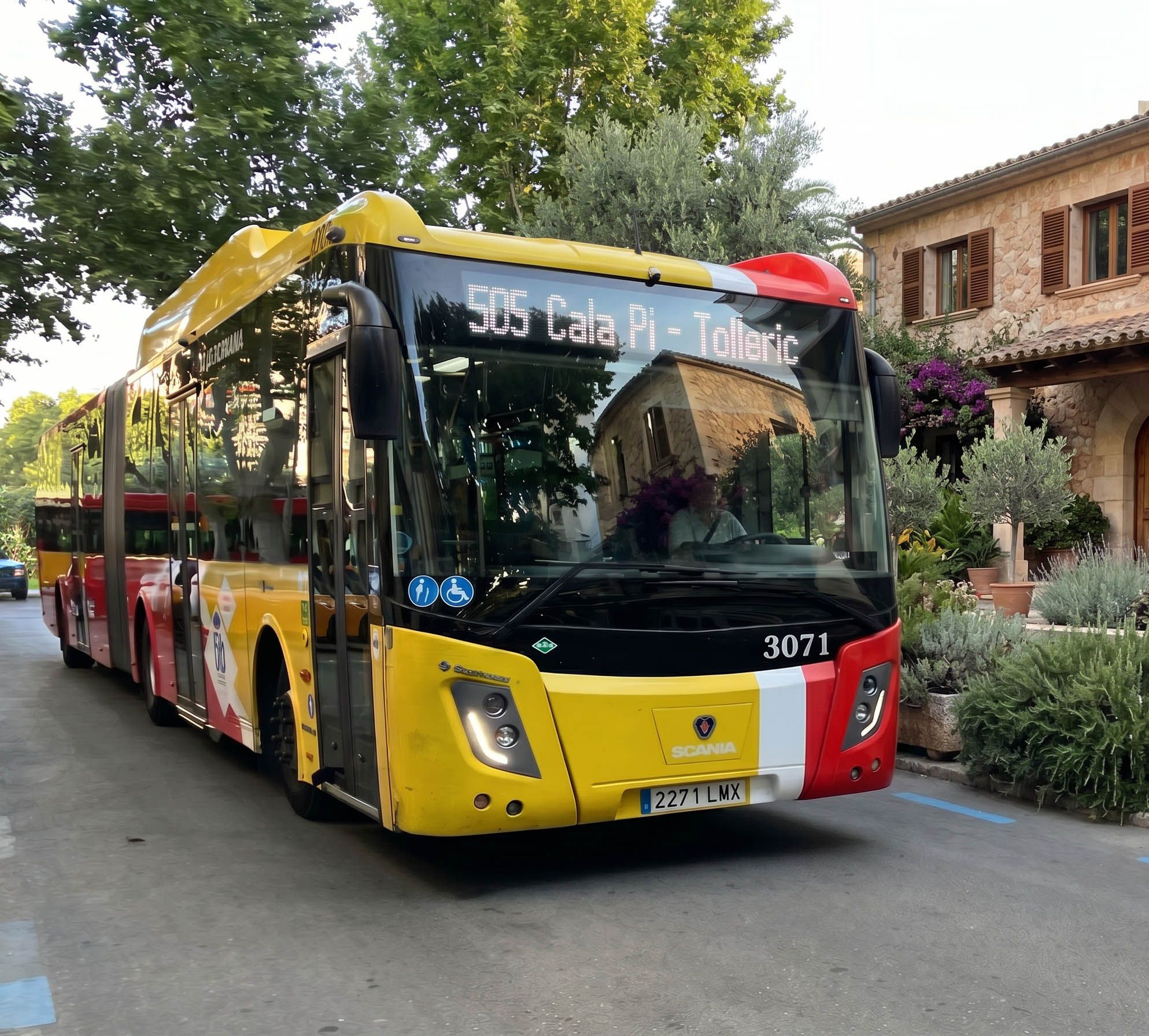 Un bus de la línea 505 que conecta Cala Pi y Tolleric, en Llucmajor.