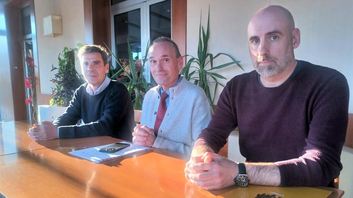 Tres membres de la plataforma &quot;No a l'APEU, Sí a Berga&quot;. D'esquerra a dreta: Ignasi Guitart, Xavier Güell i Toni Gómez