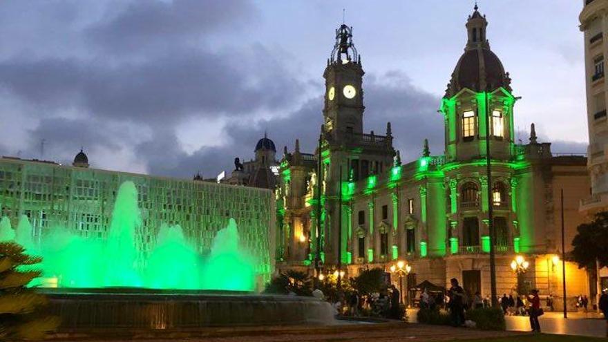 Los edificios más emblemáticos de València se vistieron de verde tras conocer el reconocimiento de Capital Verde Europea 2024.