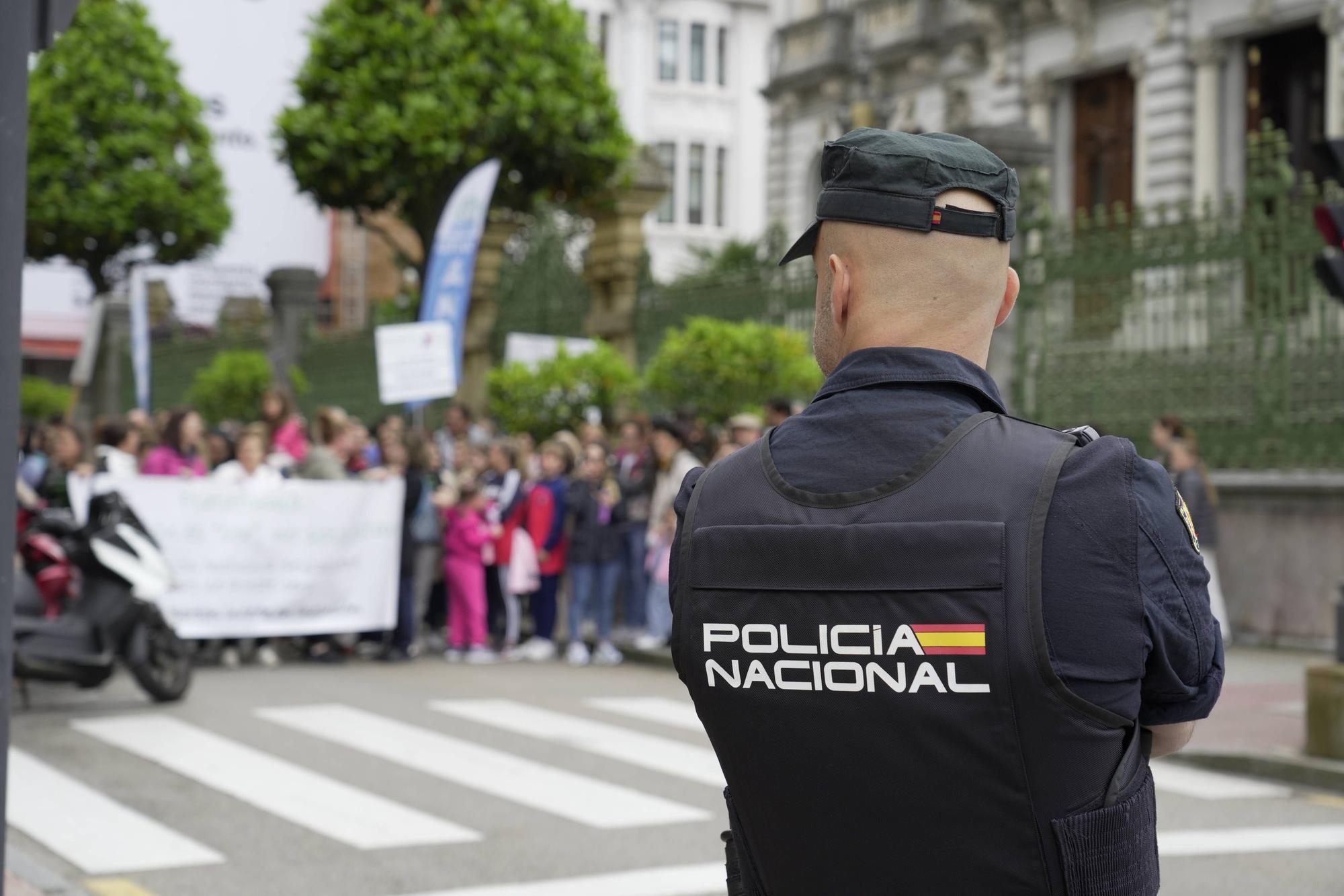 EN IMÁGENES: concentración de la enseñanza pública en la Junta General 