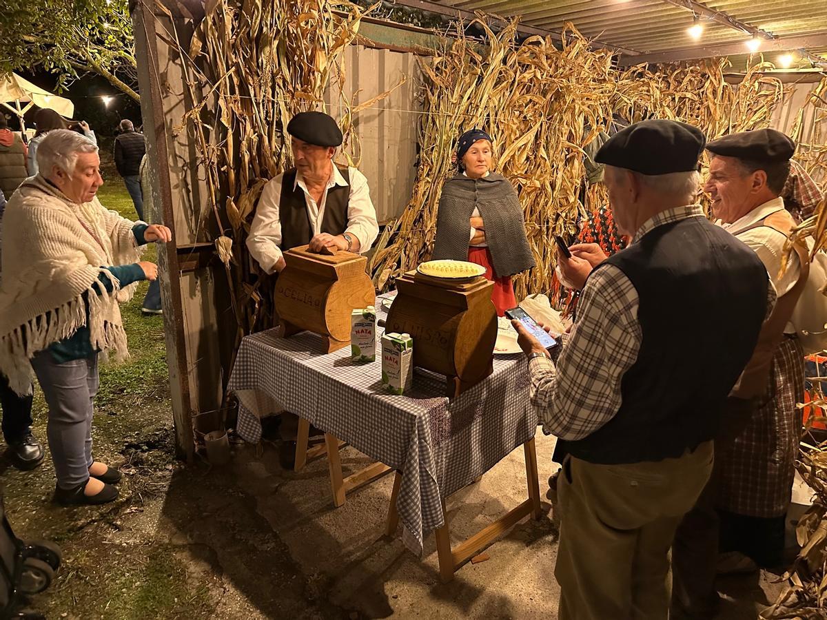 Un grupo de personas en uno de los puestos.