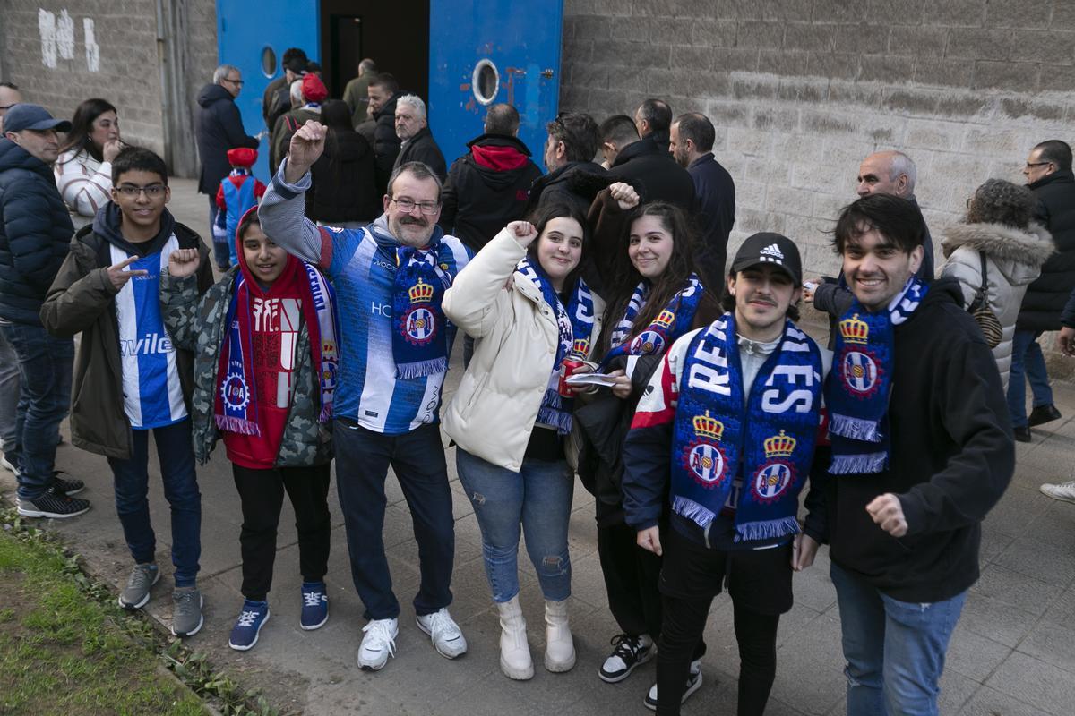 Así estaba el Suárez Puerta para recibir al Arenteiro: disfraces y miles de aficionados entregados
