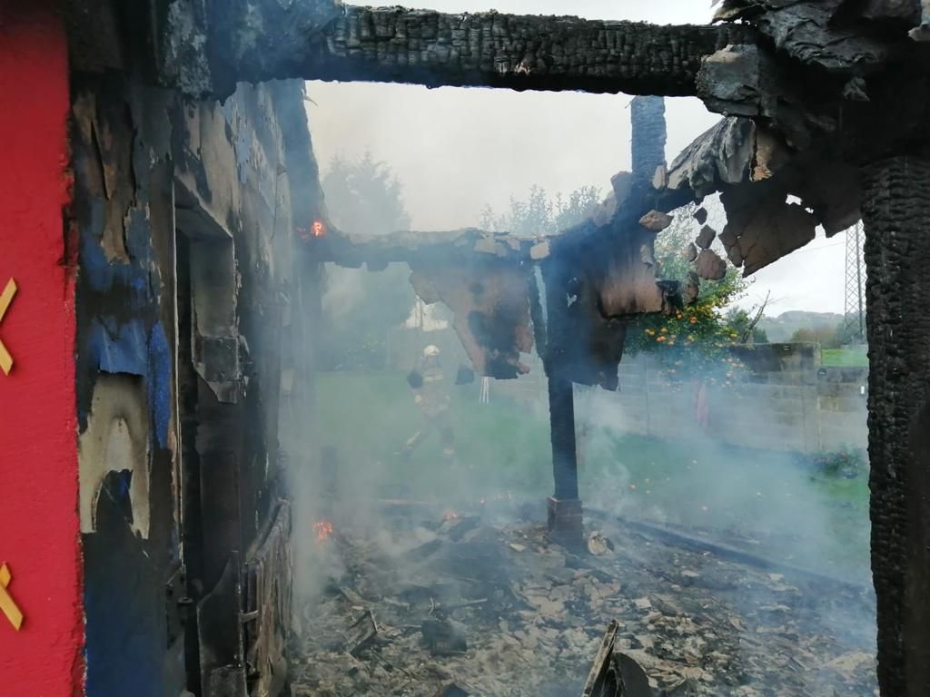 Un incendio calcina una pequeña casa de La Manjoya (Oviedo)