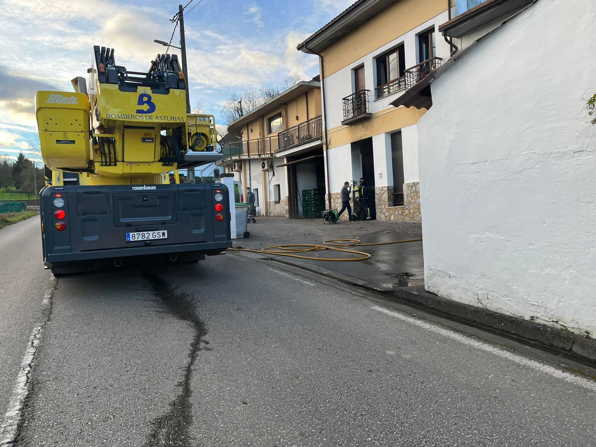 Incendio en Sidra Fanjul, en Tiñana, con desperfectos en la sala de máquinas del llagar