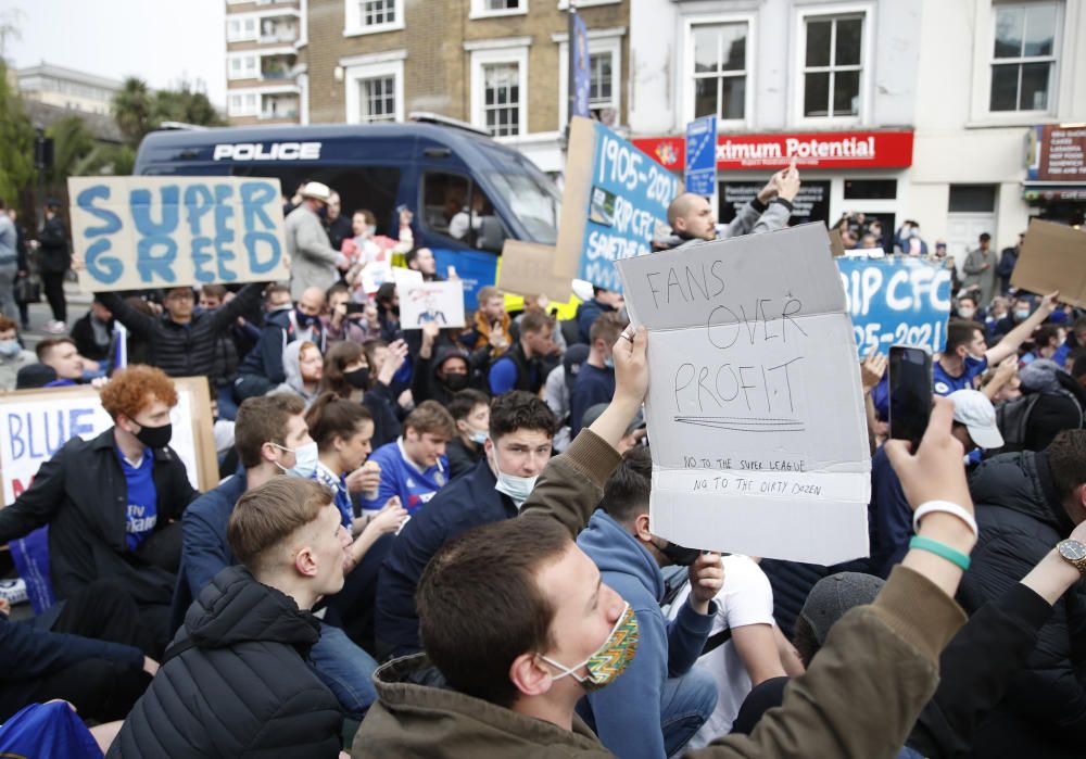 Manifestaciones en Stamford Bridge de los aficionados del Chelsea contra la Superliga