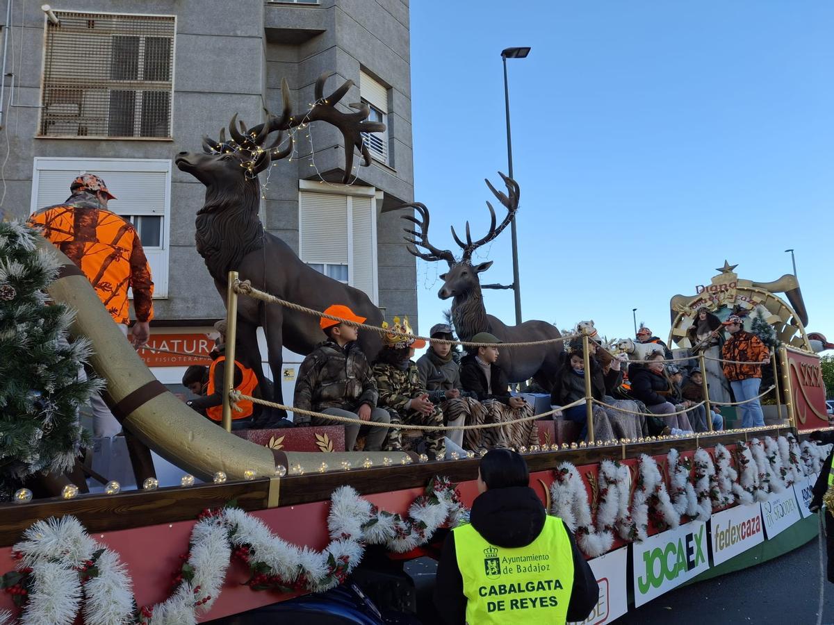 La carroza de Fedexcaza inicia el desfile desde Carolina Coronado (Badajoz).