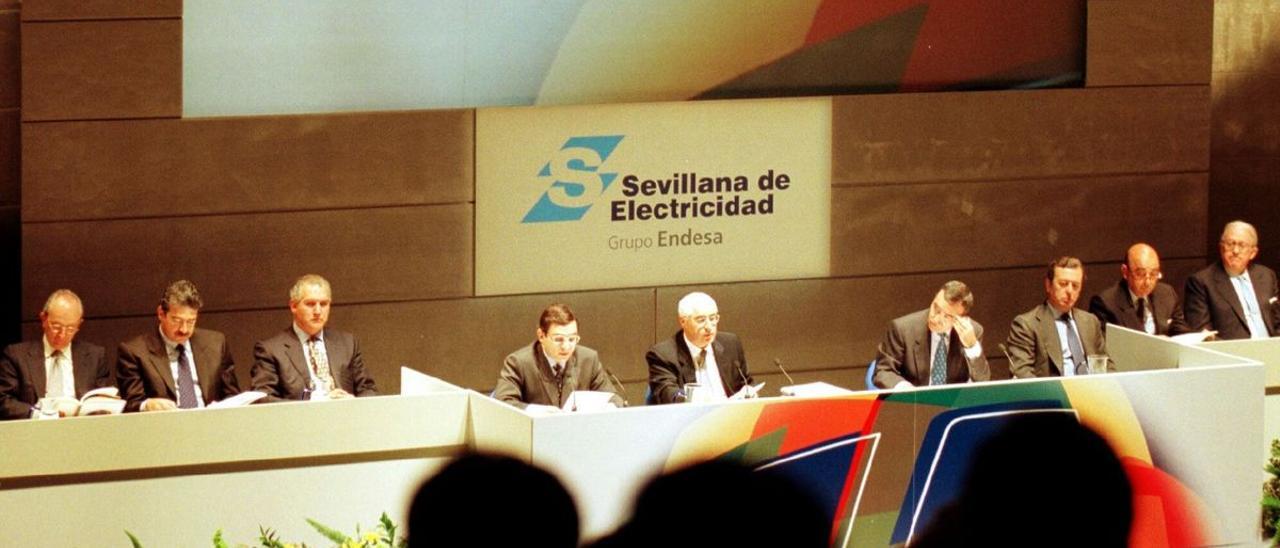 Reunión de la Junta General de Accionistas de Sevillana de Eletricidad celebrada en Sevilla y en la que se aprobó la fusión por absorción de esta empresa en Endesa en 1999.