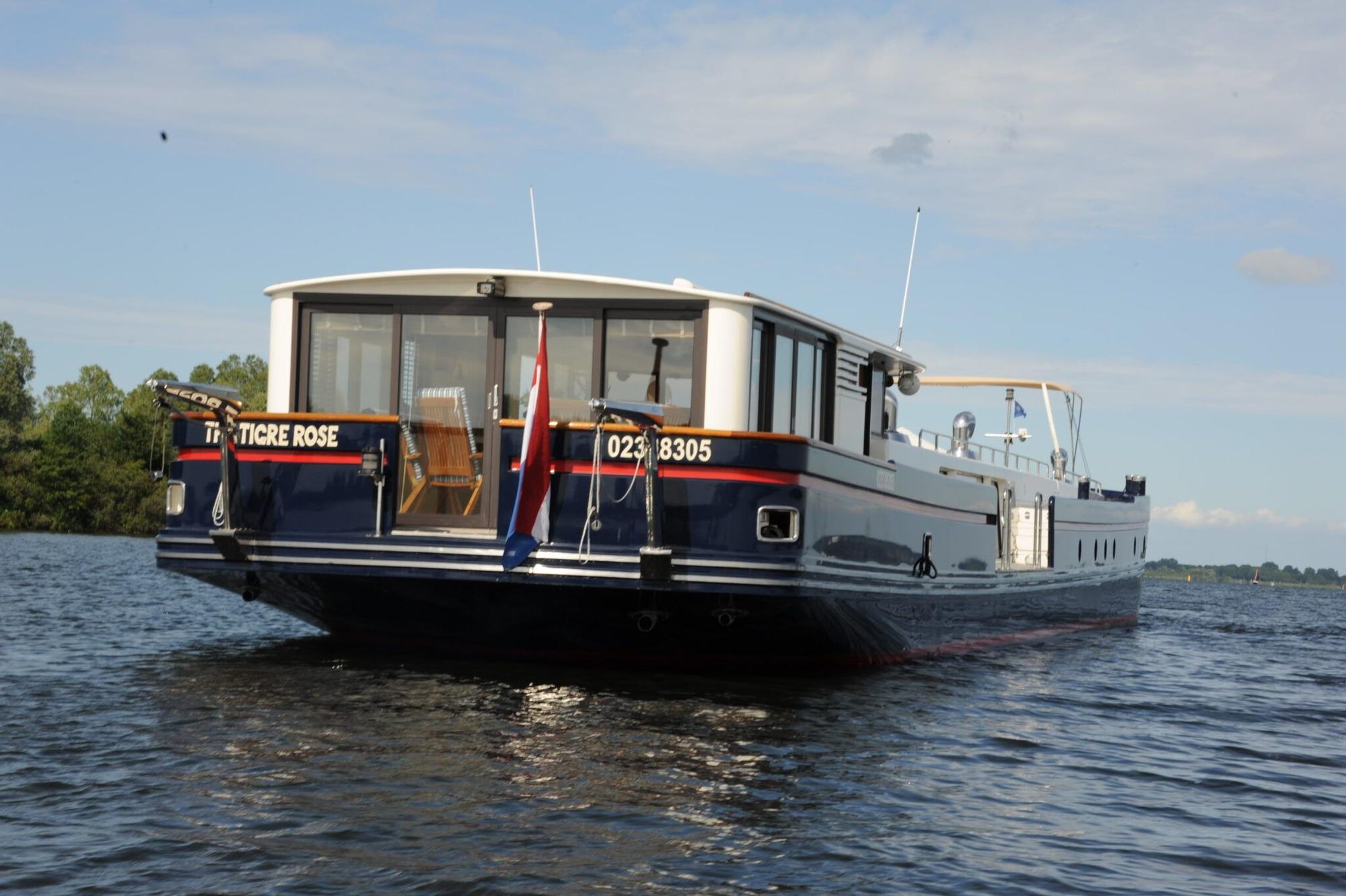 Esta barcaza de 30 años saldrá de Vigo reconvertida en un crucero de lujo para ríos y canales europeos