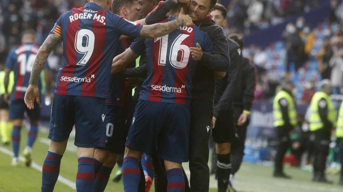 Alessio abraza a Soldado en la celebración del primer gol. | J.M.LÓPEZ