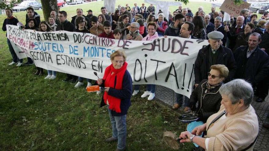 Pancartas y cacerolas acompañaron ayer la protesta en Soutelo. // Bernabé/Luismy