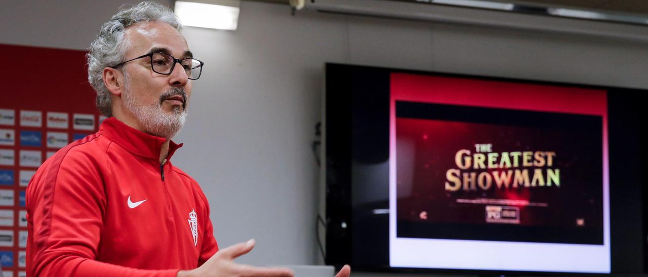 Miguel Torrecilla, en la rueda de prensa durante su etapa en el Sporting en la que utilizó técnicas de coaching