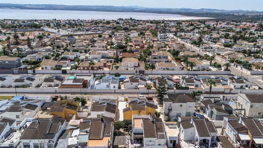 Imagen panorámica una de las zonas residenciales más extensas de Torrevieja con la laguna en segundo plano