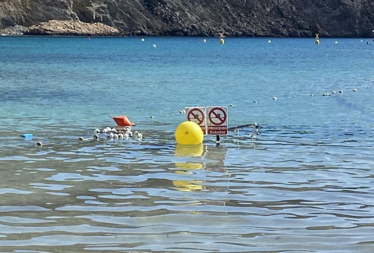 Señales de ‘prohibido el baño’ donde encalló la barca. | T.ESCANDELL