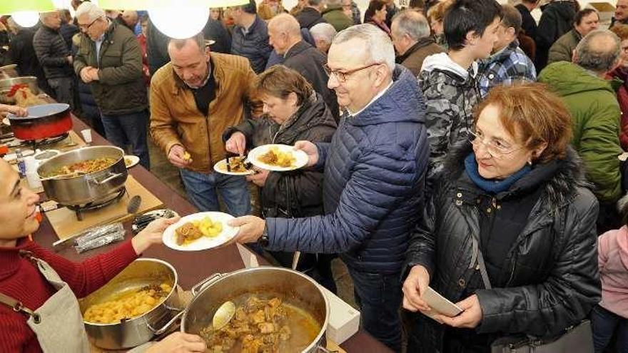 En la degustación se sirvieron recetas elaboradas por diez restaurantes. // Bernabé/Javier Lalín