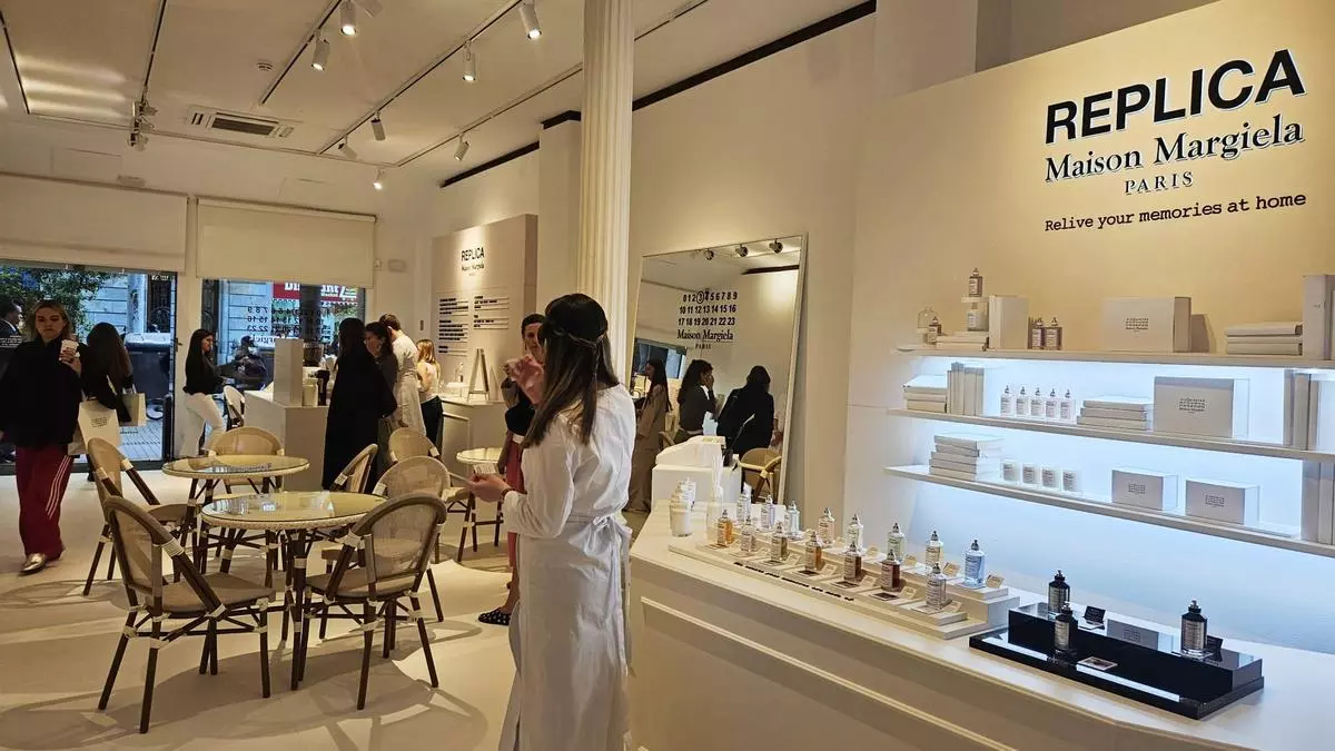 Maison Margiela abre una cafetería efímera en Barcelona que evoca la magdalena de Proust