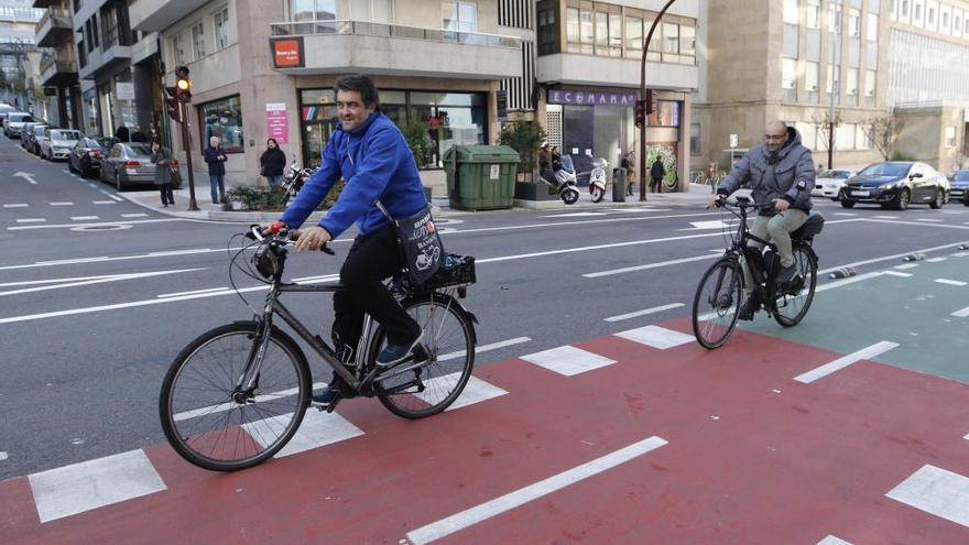 El carril bici de Vigo se llena de ciclistas y patinetes