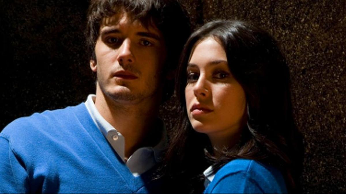 Unos jovencísimos Yon González y Blanca Suárez, en la serie 'El internado.