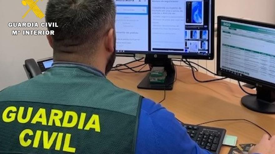 Agente de la Guardia Civil investiga delitos por internet.