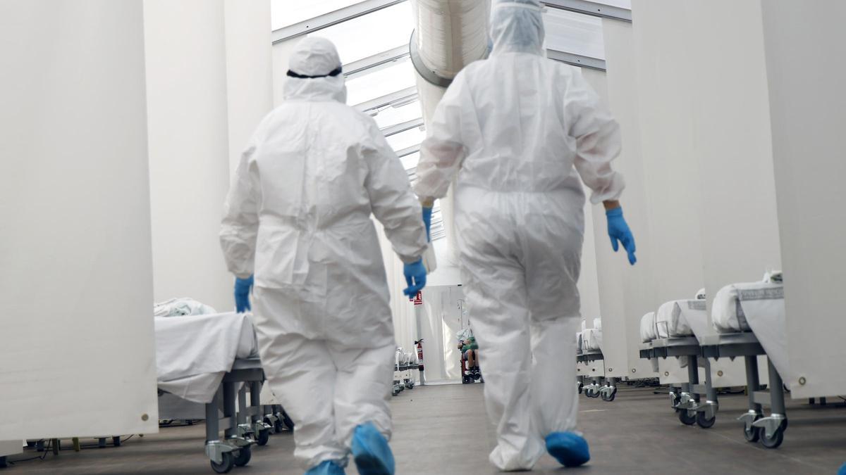 Personal sanitario con trajes de protección en el interior del hospital de campaña de La Fe.