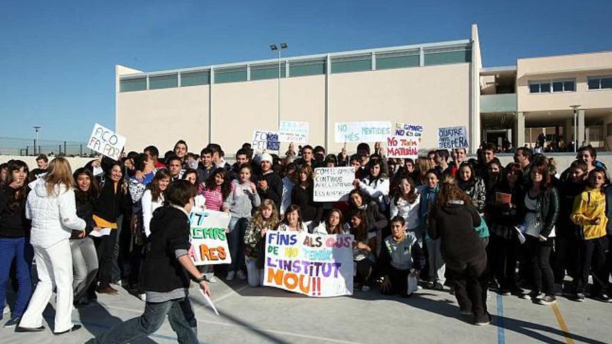 Los estudiantes del Instituto Cap de l&#039;Aljub realizaron una protesta que fue apoyada por el AMPA para pedir la apertura del área renovada