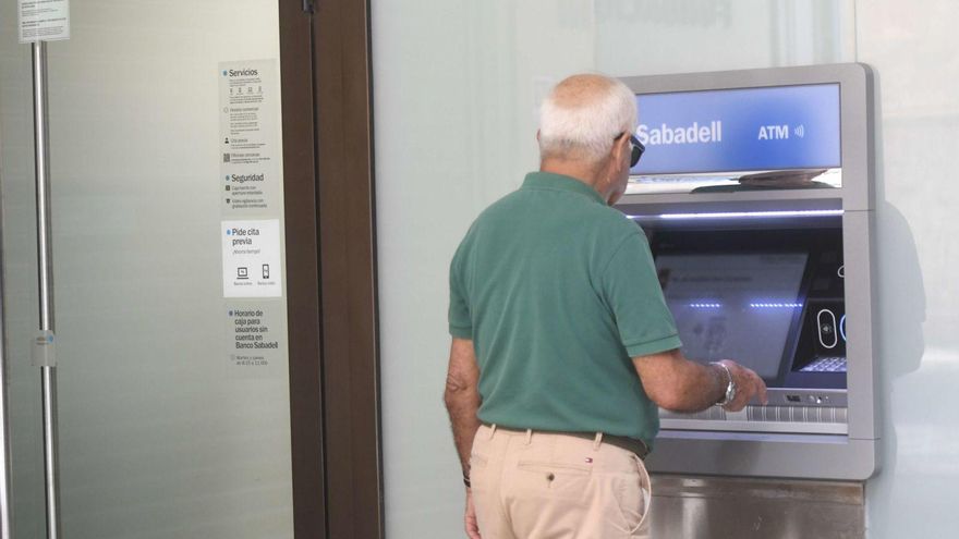 Las cotizaciones sociales ayudan a ‘llenar’ la hucha de las pensiones, entre ellas las de los mayores.