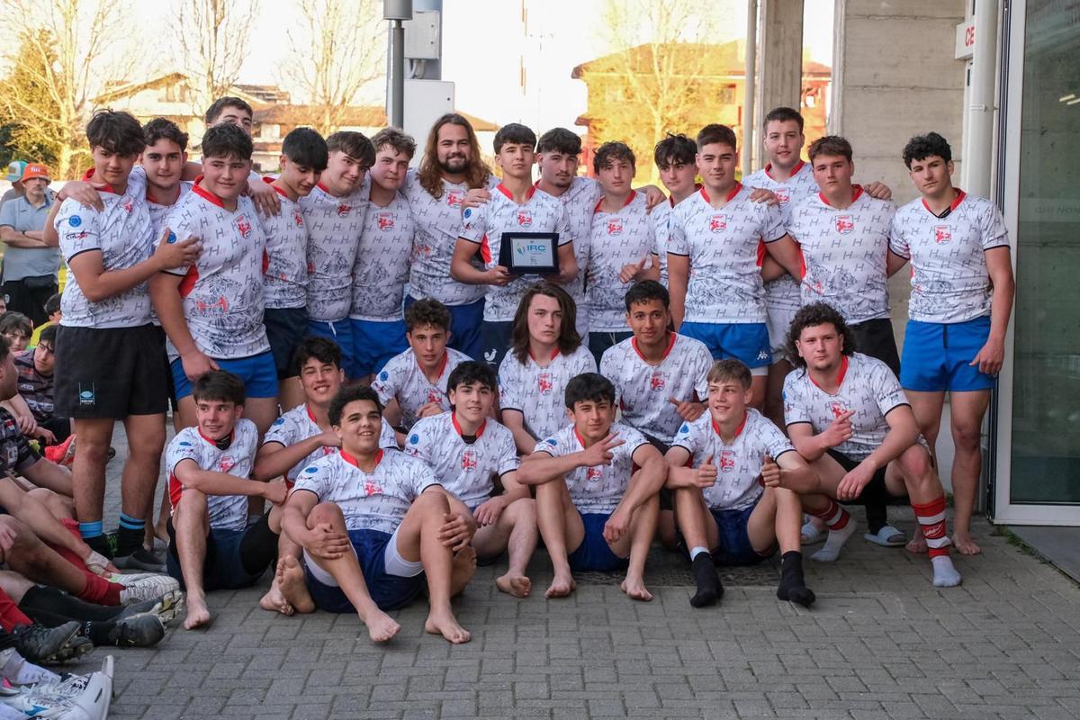La representación Española con la placa de campeones del torneo