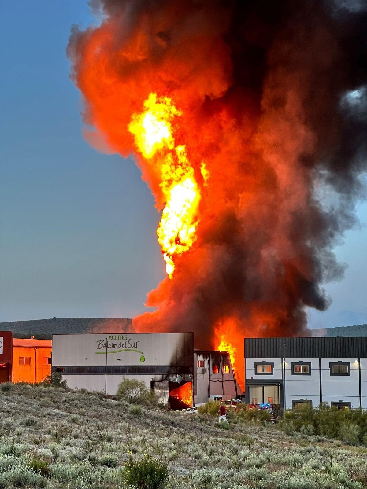 La columna de llama y humo del incendio en una fábrica de aceites reciclados de Lucena es visible desde numerosos puntos de la localidad.
