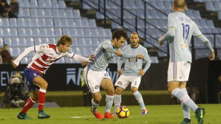 Rossi conduce el balón ante Samper, con Marcelo Díaz y Aspas siguiendo la jugada del italiano. // Alba Villar