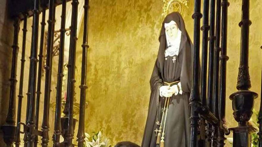 José Calvo posa frente a la virgen de la Soledad.