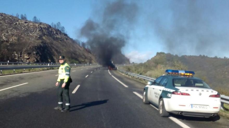 Calcinado un coche en la A-52 al incendiarse un calefactor portátil