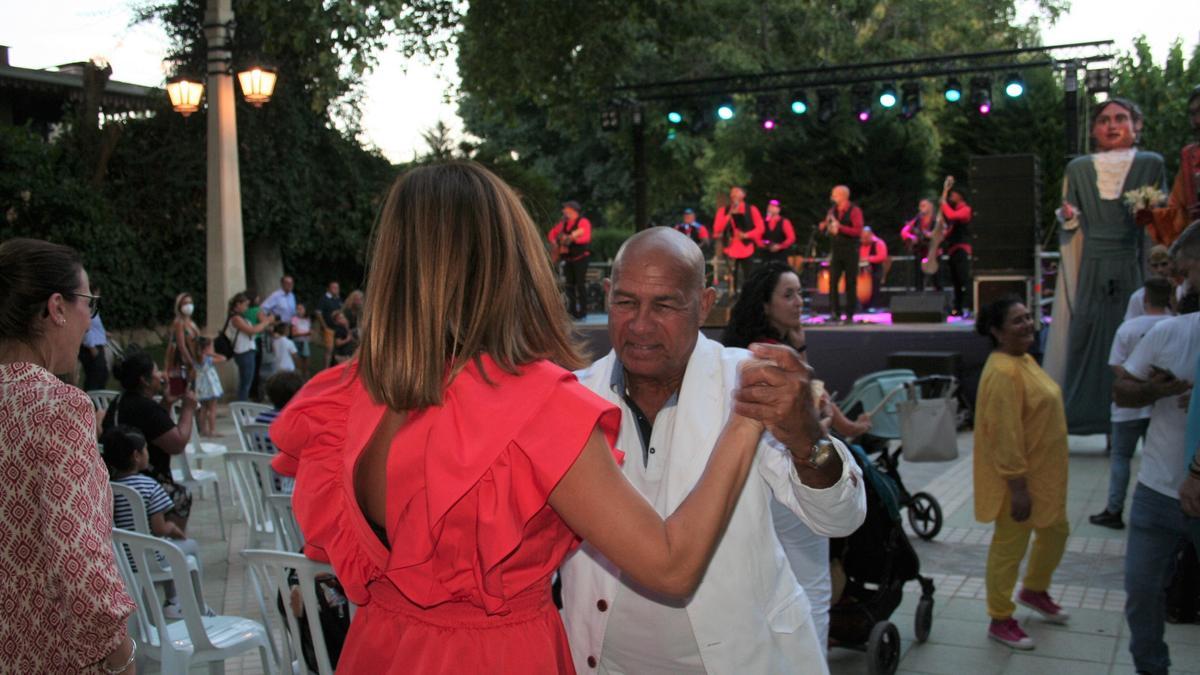 En la Alameda de la Constitución actuaba el grupo internacional cubano Septeto Nabori que ponía a bailar salsa a mucha gente del público.