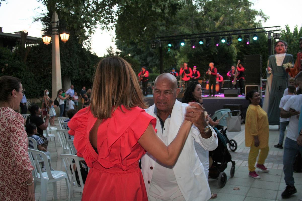 En la Alameda de la Constitución actuaba el grupo internacional cubano Septeto Nabori que ponía a bailar salsa a mucha gente del público.