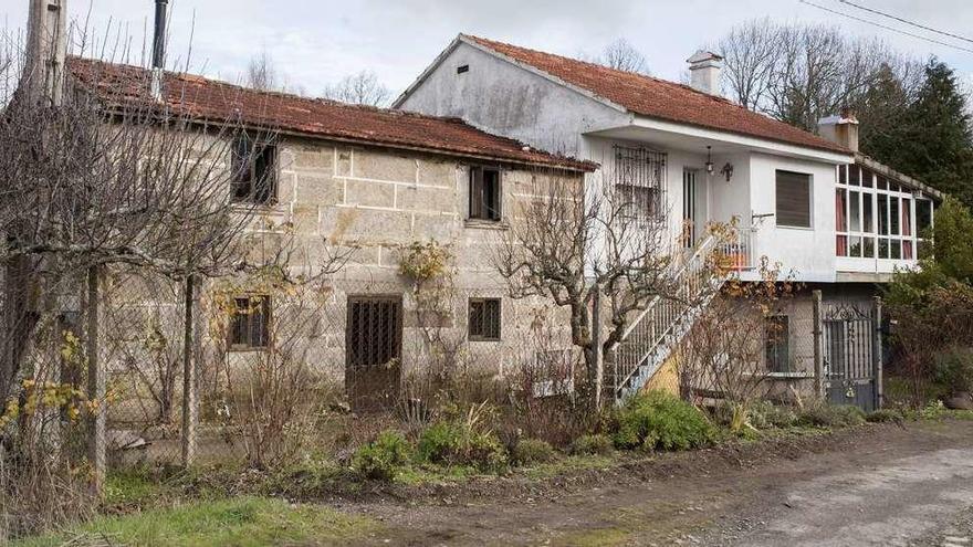 Vivienda en la que se registró el incendio. En el recuadro, traslado del cuerpo. // Brais Lorenzo/FdV