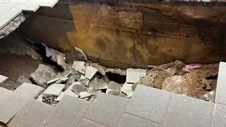 Una filtración de agua pudo causar el hundimiento de la acera en la avenida Tres de Mayo