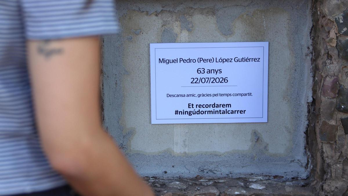 La placa amb el nom del Pere en el seu nínxol, al cementiri.